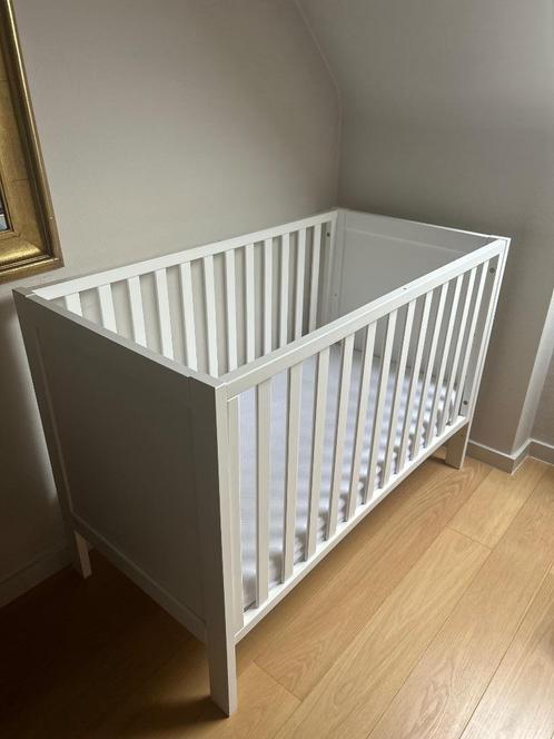 BABYBED + AEROMOOV MATRAS + overtrek 120x60, Kinderen en Baby's, Kinderkamer | Bedden, Zo goed als nieuw, Minder dan 140 cm, Minder dan 70 cm