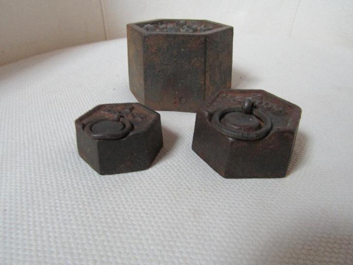 Antieke Franse zeshoekige gietijzeren gewichten, Hectog.+ Kg, Antiek en Kunst, Antiek | Gereedschap en Instrumenten, Ophalen of Verzenden