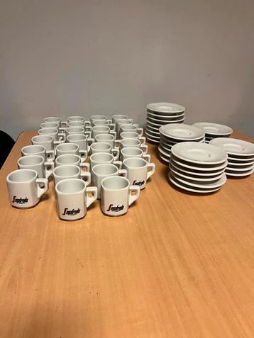 Set van 30 nieuwe Segafredo-bekers en 30 borden beschikbaar voor biedingen