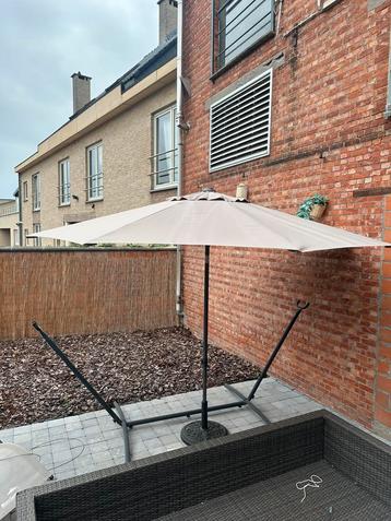 Taupe parasol diameter 300 met voet en beschermhoes beschikbaar voor biedingen
