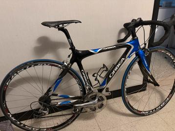 Orbea koersfiets met een volledig carbon beschikbaar voor biedingen