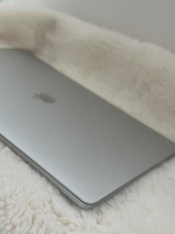 Apple Macbook Pro 16 inch i9 2019 beschikbaar voor biedingen
