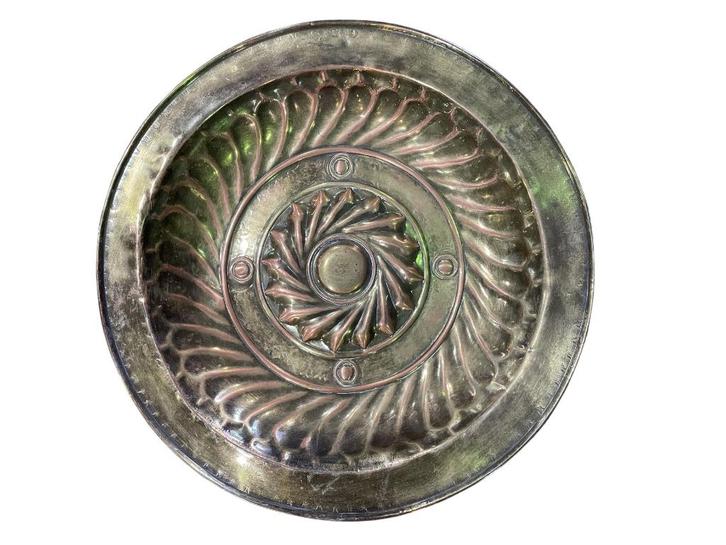 Offerschaal met Neurenbergse inrichting — koper/messing, Antiek en Kunst, Antiek | Brons en Koper, Koper, Ophalen of Verzenden