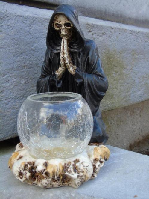 statue d un squelette en prière porte bougie, déco halloween, Hobby & Loisirs créatifs, Articles de fête, Neuf, Article de fête