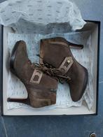 Korte enkellaarsjes Lodi nubuck kaki met goud hoge hak 37, Enlèvement ou Envoi, Comme neuf, Vert, Boots et Botinnes