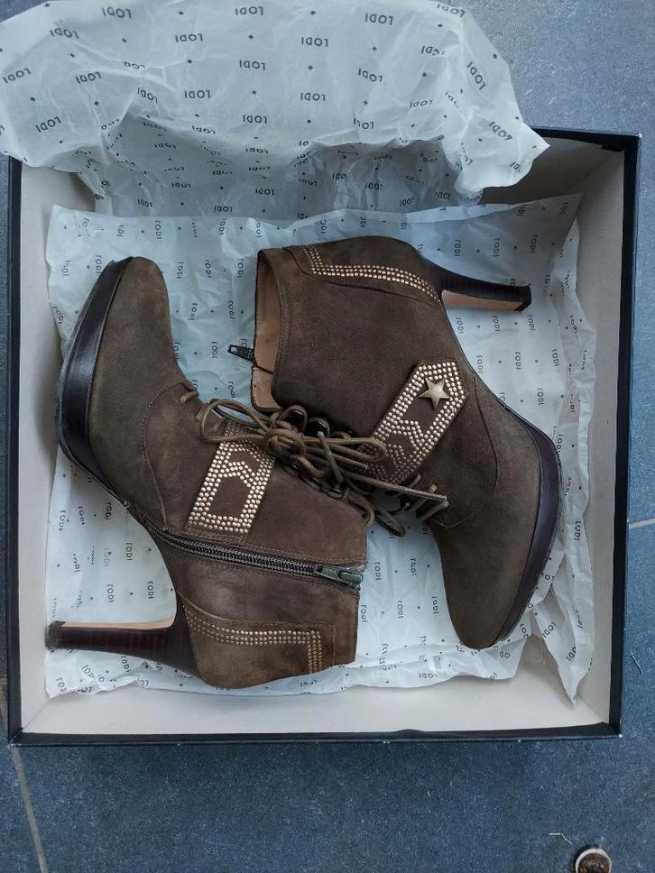 Korte enkellaarsjes Lodi nubuck kaki met goud hoge hak 37, Kleding | Dames, Schoenen, Zo goed als nieuw, Lage of Enkellaarzen