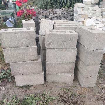 Betonsteen  beschikbaar voor biedingen