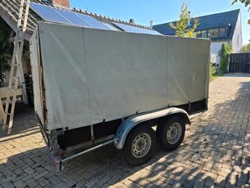 Huifaanhanger met grote laadbak beschikbaar voor biedingen