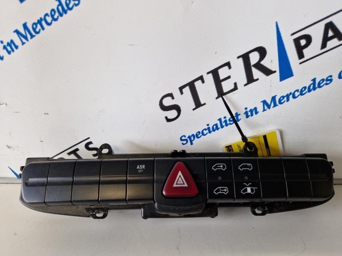 Paniekverlichtings Schakelaar van een Mercedes Vito, Auto-onderdelen, Dashboard en Schakelaars, Mercedes-Benz, Gebruikt, 3 maanden garantie