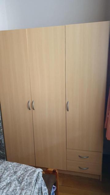 3-DEURS KLEDINGKAST MET 2 LADEN beschikbaar voor biedingen