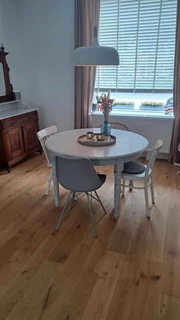 Ronde eettafel 1m20 met mogelijkheid ovalen tafel te maken.  beschikbaar voor biedingen