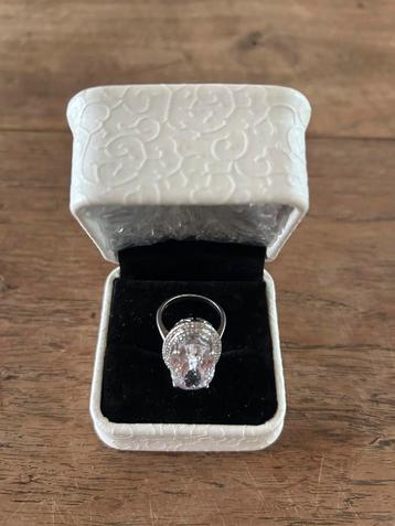 Witgouden ring 14 k, nooit gedragen. Zie certificaat beschikbaar voor biedingen