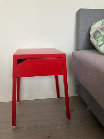 Rood hip nachtkastje  beschikbaar voor biedingen