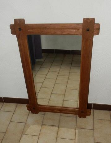 Rechthoekige spiegel met houten kader beschikbaar voor biedingen