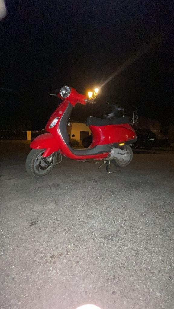 Vespa lx 50 2takt rood alle papiers zijn er 1/2, Fietsen en Brommers, Scooters | Vespa, Zo goed als nieuw, Vespa LX, Klasse B (45 km/u)
