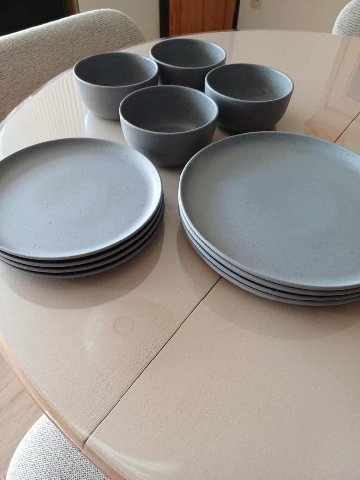 eetservies grijs/spikkel 12stuks goede staat, Huis en Inrichting, Keuken | Servies, Gebruikt, Bord(en), Ophalen