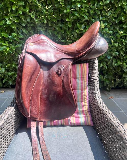 Donkerbruin dressuurzadel Zaldi 17,5 inch, model San Jorge, Dieren en Toebehoren, Paarden en Pony's | Zadels, Ophalen