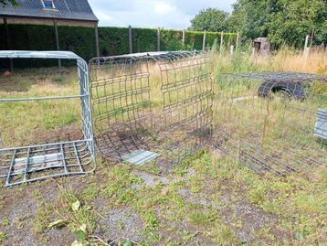 8 schutscontainers met en zonder bodem., Enlèvement