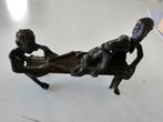 Afrikaans bronzen beeldje voorstelling van een bevalling, Enlèvement ou Envoi