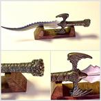 Dague sur socle en bois - État Neuf, Enlèvement ou Envoi, Autres, Couteau ou Poignard