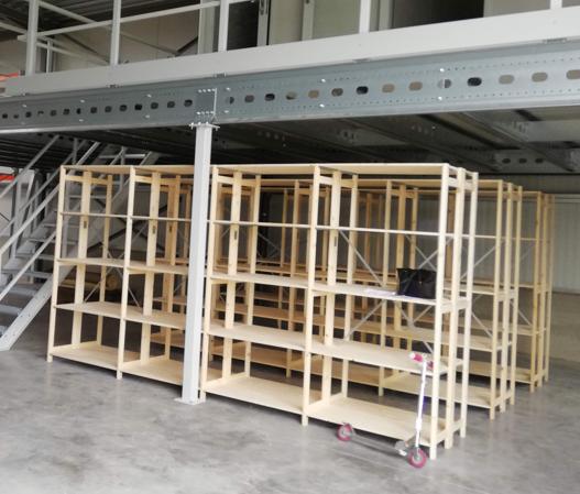 Houten legbordstellingen af te halen uit Tubeke, Ophalen