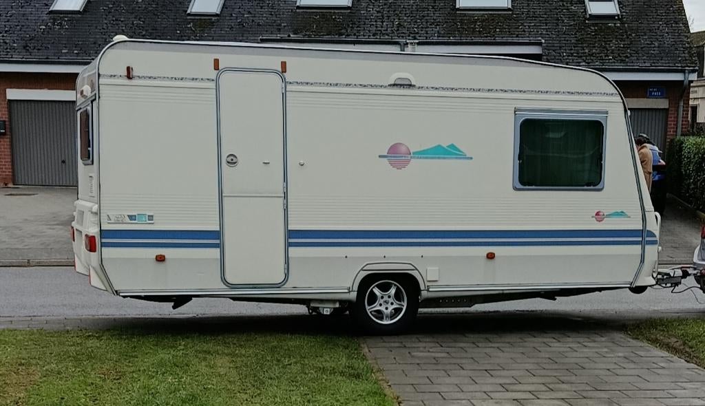 Caravane Adria unica 462, Jusqu'à 4, Poêle, Adria, 1000 - 1250 kg