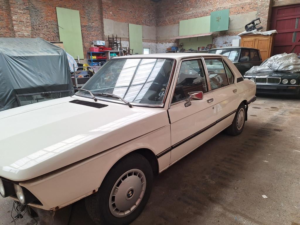 Bmw e12 520/4 1975, Auto's, BMW, Particulier, 5 Reeks, Benzine, 4 deurs, Handgeschakeld, Wit, Blauw, Ophalen