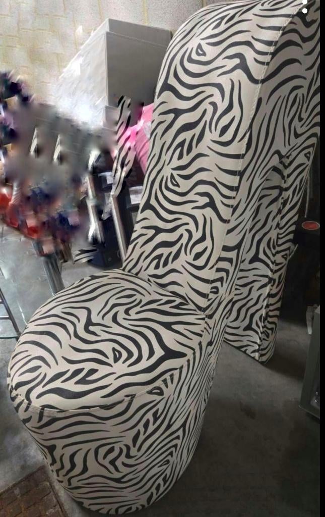 CHAUSSURE POUF GEANT, Enlèvement