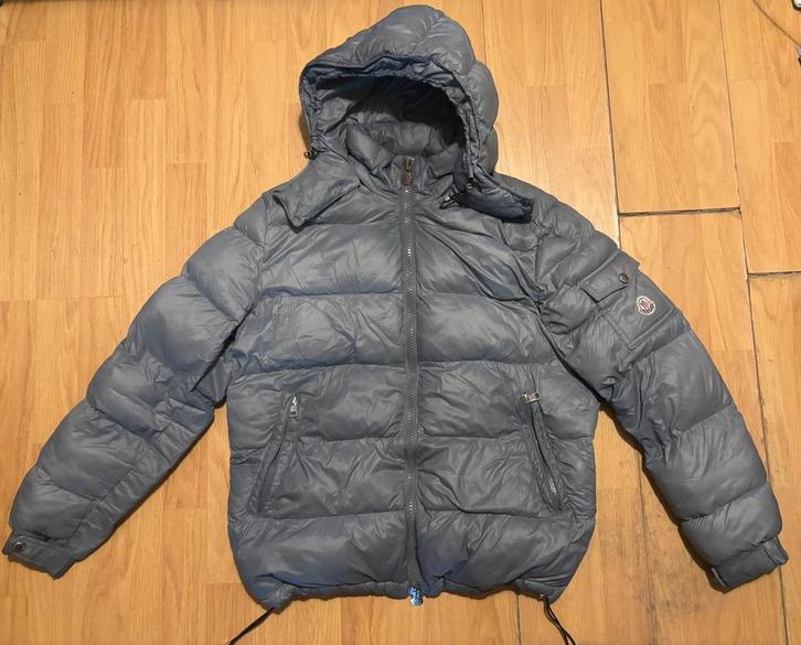 Moncler Donsjas Met Capuchon – Maat S, Kleding | Heren, Jassen | Winter, Zo goed als nieuw, Maat 46 (S) of kleiner, Grijs, Ophalen of Verzenden