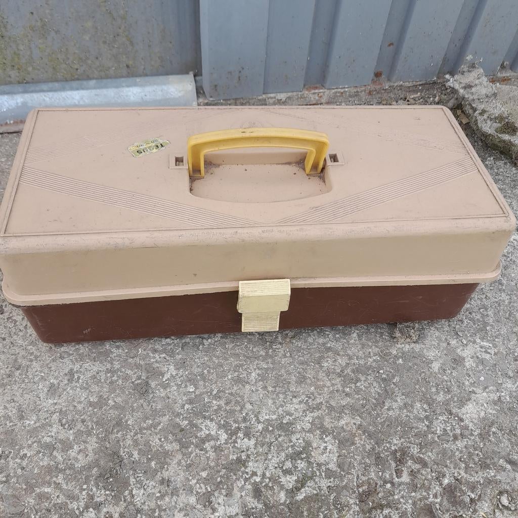 Boite avec petit matériel de pêche, Utilisé