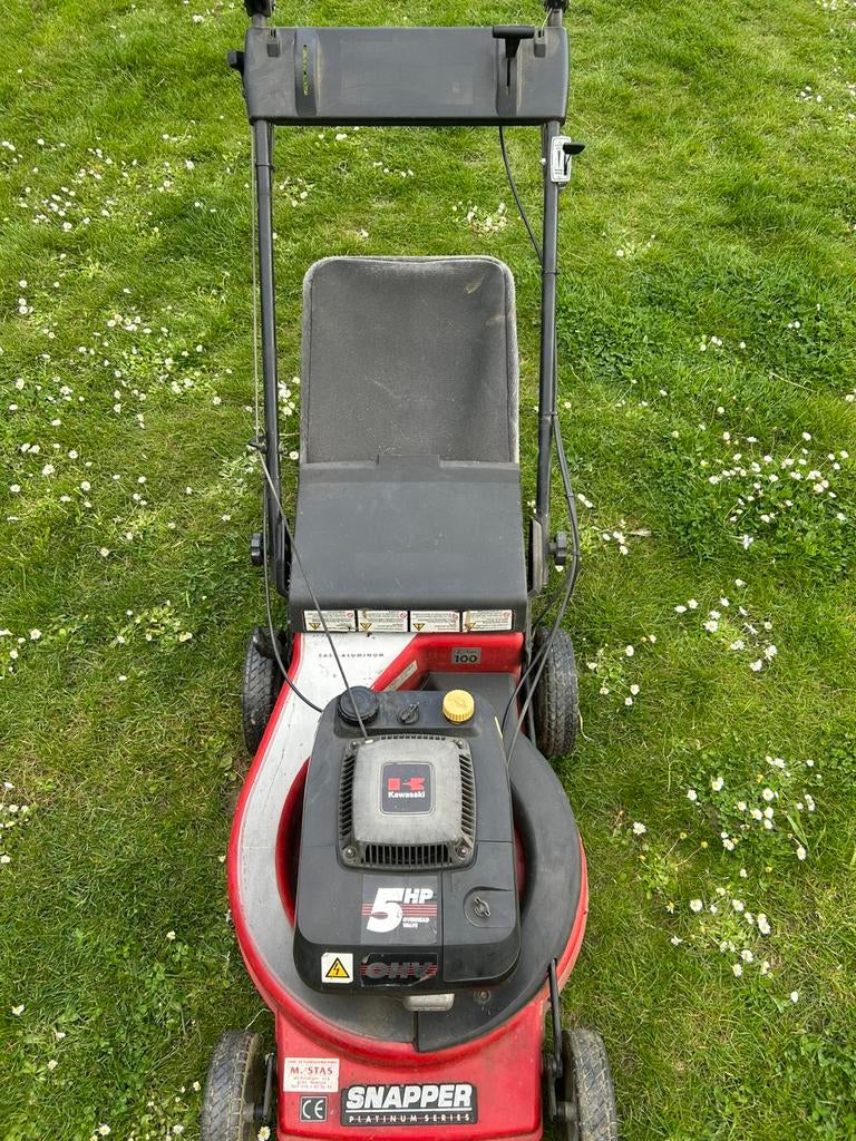 Kawasaki grasmaaier (start maar bibbert heel hard), Tuin en Terras, Grasmaaiers, Ophalen, Gebruikt, 50 cm of meer, Opvangzak