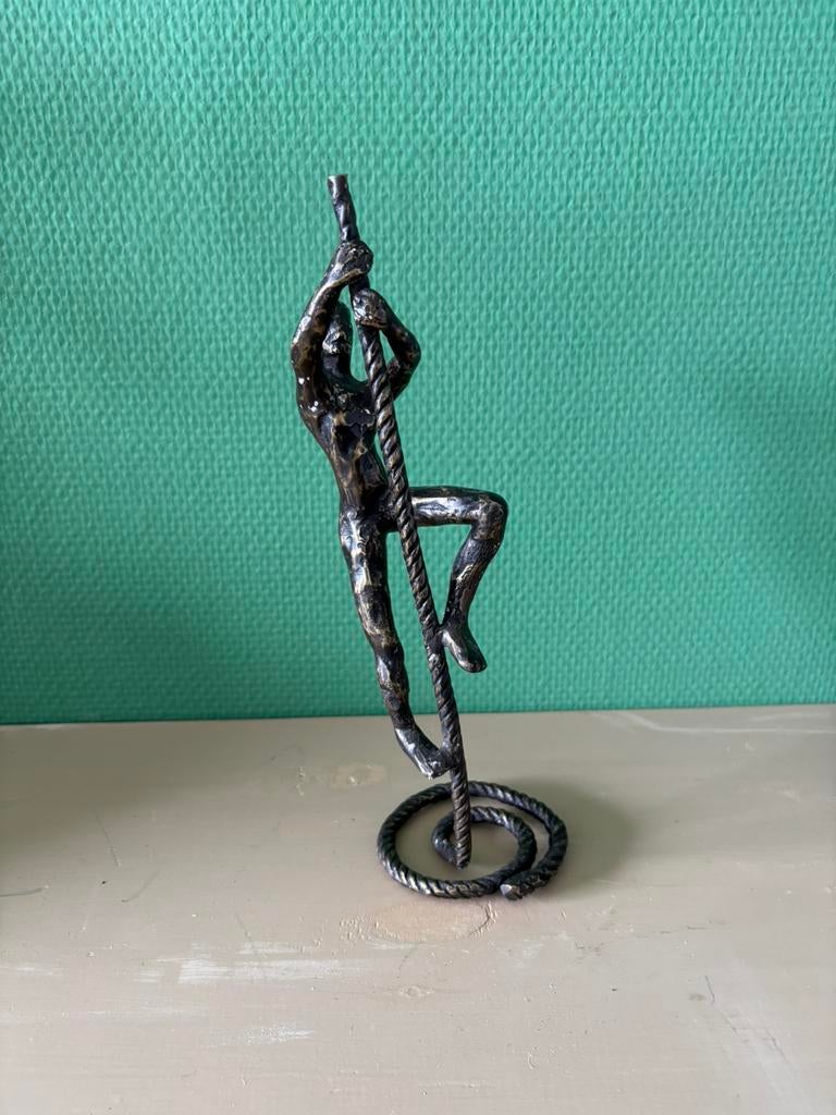 Sculpture ancienne en bronze, grimpeur à corde, Enlèvement, Comme neuf
