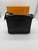 Louis Vuitton Damier Graphite District PM | Messenger bag, Enlèvement ou Envoi, Comme neuf, Noir, Autres marques