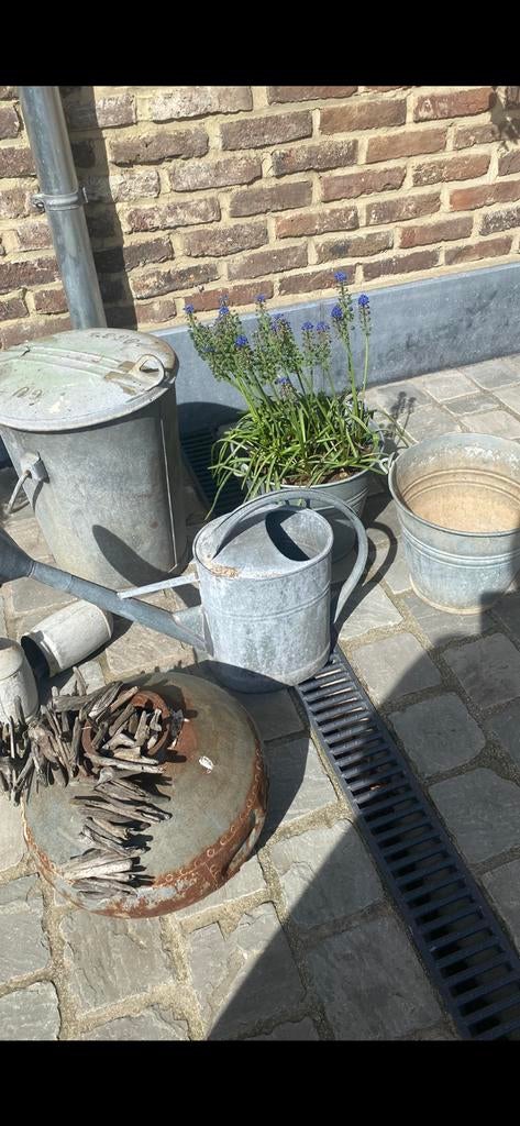 Zinken vuilbak, sproeier, 2 emmers en een pot en 2 bellen, Ophalen, Gebruikt, IJzer