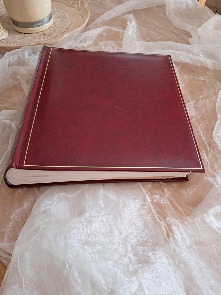 Albums de photos, couleur bordeaux avec encadrement  doré, Enlèvement