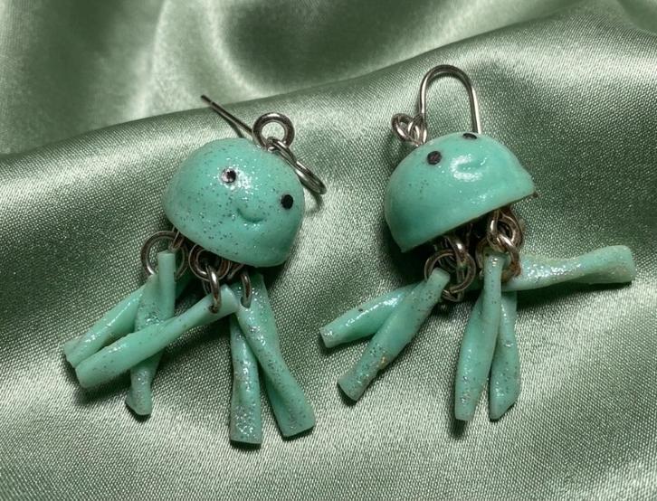 oorbellen hangers groene octopus Claire's, Handtassen en Accessoires, Oorbellen, Nieuw, Hangers, Overige materialen, Groen, Verzenden