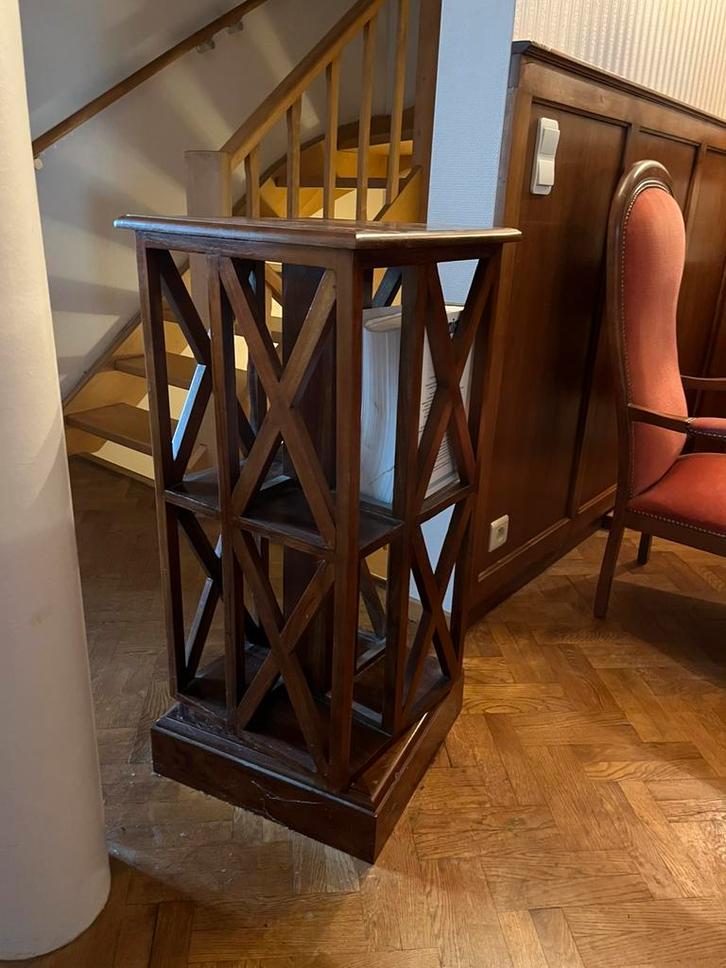 Meuble d’appoint en bois – style classique avec croisillons, Huis en Inrichting, Woonaccessoires | Krantenbakken en Lectuurbakken