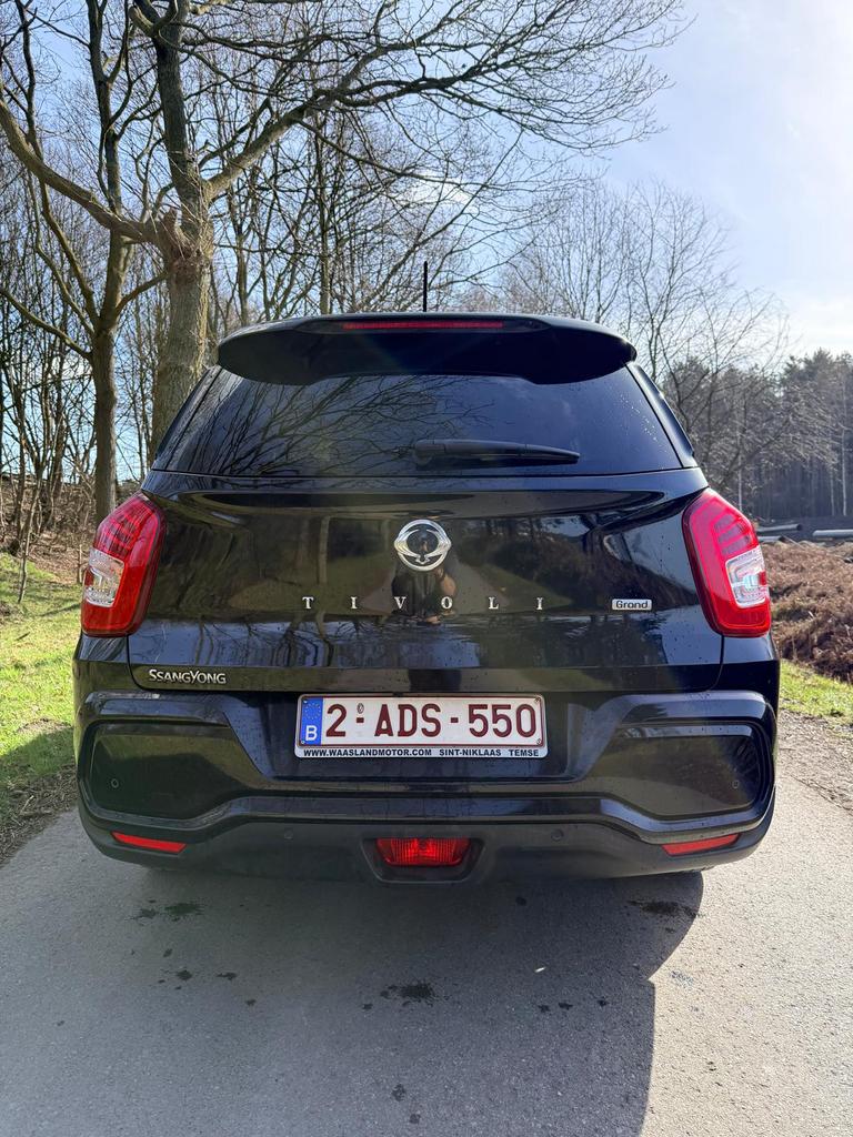 Zwarte Ssang Yong Tivolli, Zwart, XLV, 120 kW, 5 deurs