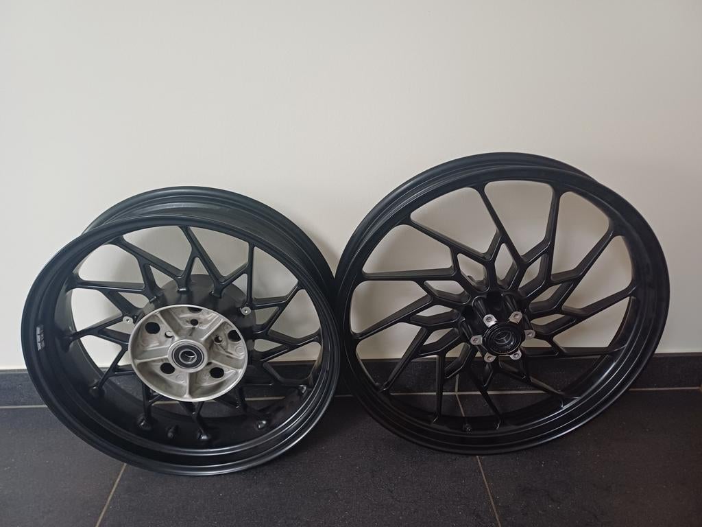 Nouveau jeu de jantes en alliage Moto Guzzi V85., Motos, Enlèvement, Neuf