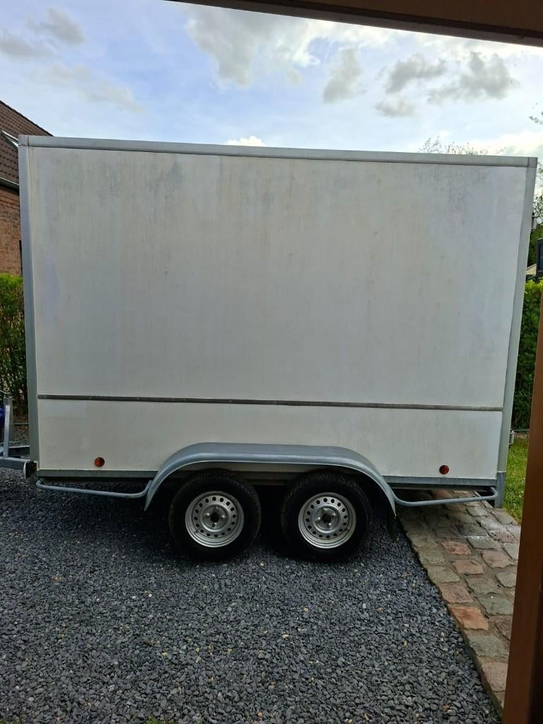 une remorque fermée double essieux, Enlèvement, Utilisé