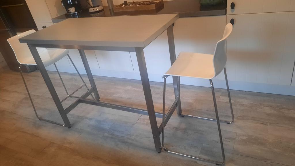 Hoge keukentafel met 2 hoge barstoelen, Ophalen, Zo goed als nieuw