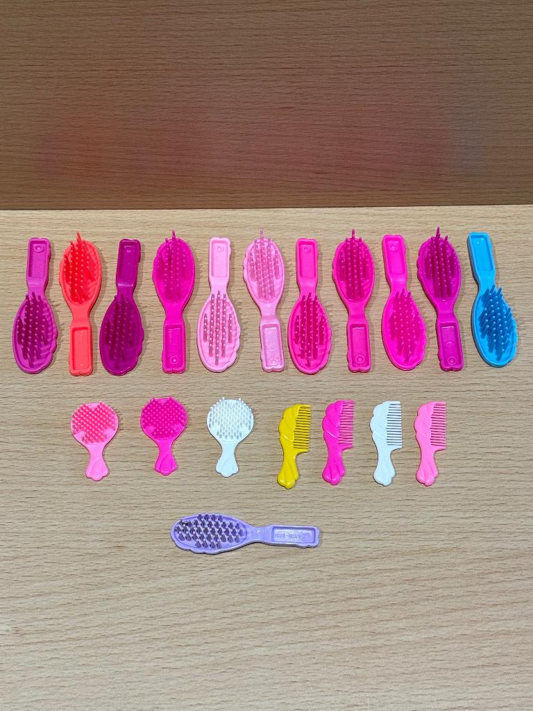 Barbie Set Haarkammen ( 19 stuks ), Verzamelen, Ophalen of Verzenden, Zo goed als nieuw, Accessoires