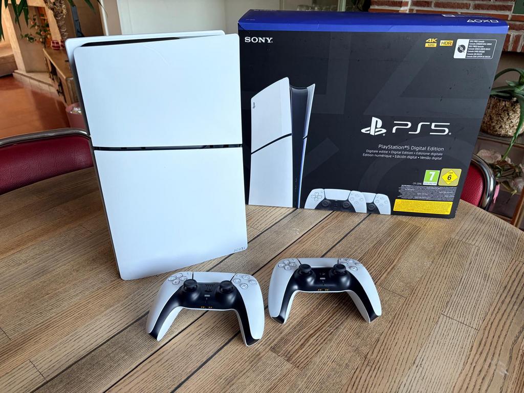Playstation 5 digitale editie + 2 controllers., Ophalen, Zo goed als nieuw