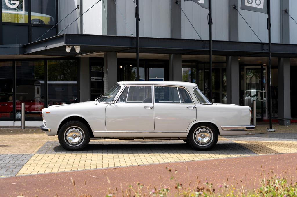 Alfa Romeo 2600 Berlina (bj 1966), Auto's, Oldtimers, 4 deurs, Stof, Bedrijf, Grijs