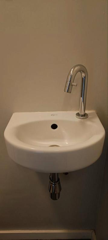 Handenwasser met kraan beschikbaar voor biedingen