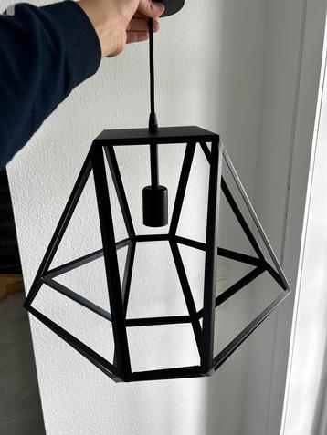 Zwarte hanglamp industriële stijl