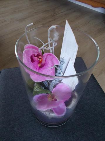 De belles fleurs artificielles dans un vase comme cadeau ori