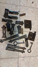 matériel provenant d'une ancienne armoire, y compris les clé, Enlèvement ou Envoi