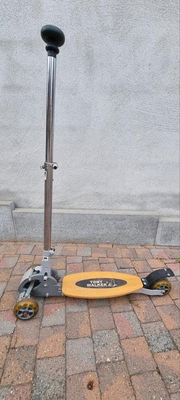 Scooter met 2 voorwielen, stuurinrichting en dubbele achterw beschikbaar voor biedingen
