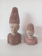 D’après l’IA : deux statues de dignitaires birmans en bois., Envoi